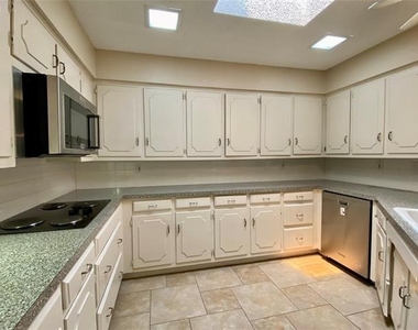 909 Hillsdale Drive - Photo Thumbnail 5