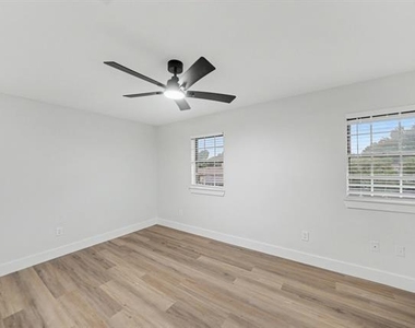 2709 Oak Circle - Photo Thumbnail 19
