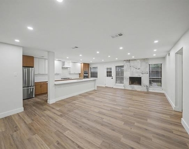 2709 Oak Circle - Photo Thumbnail 10