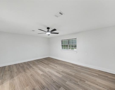2709 Oak Circle - Photo Thumbnail 14