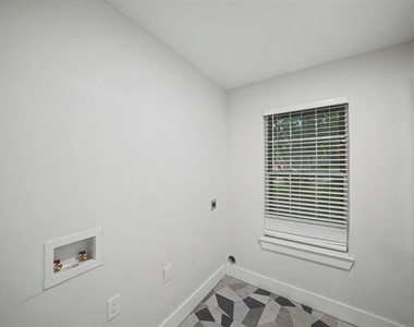 2709 Oak Circle - Photo Thumbnail 23