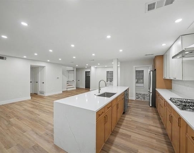 2709 Oak Circle - Photo Thumbnail 13