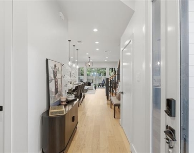 1005 Mount Auburn Avenue - Photo Thumbnail 2