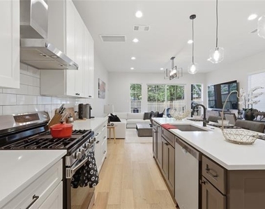 1005 Mount Auburn Avenue - Photo Thumbnail 4