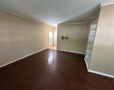 4349 Bellaire Drive S - Photo Thumbnail 5