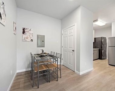 808 Sealy Street - Photo Thumbnail 13