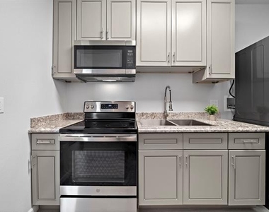 808 Sealy Street - Photo Thumbnail 15
