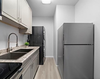 808 Sealy Street - Photo Thumbnail 16