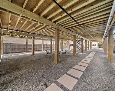 808 Sealy Street - Photo Thumbnail 4