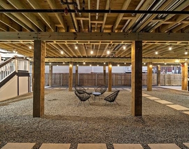 808 Sealy Street - Photo Thumbnail 5