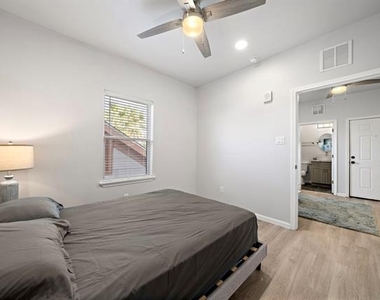 808 Sealy Street - Photo Thumbnail 18