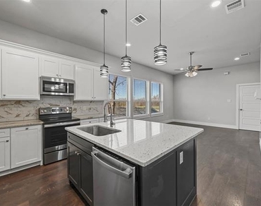 204 N Getzendaner Street - Photo Thumbnail 2