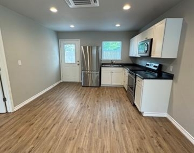 320 W 6th Street - Photo Thumbnail 5