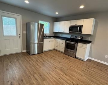 320 W 6th Street - Photo Thumbnail 13