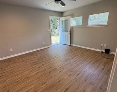 320 W 6th Street - Photo Thumbnail 12