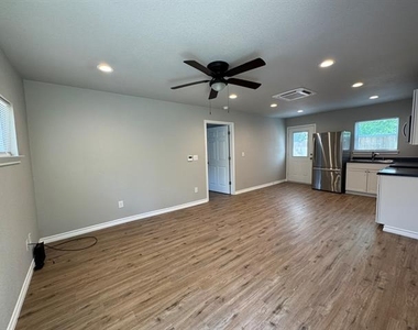 320 W 6th Street - Photo Thumbnail 15