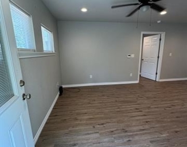 320 W 6th Street - Photo Thumbnail 3
