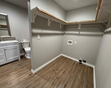 320 W 6th Street - Photo Thumbnail 9