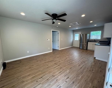 320 W 6th Street - Photo Thumbnail 14
