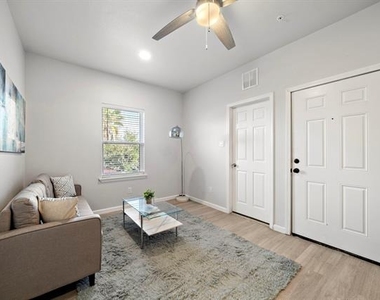 808 Sealy Street - Photo Thumbnail 8