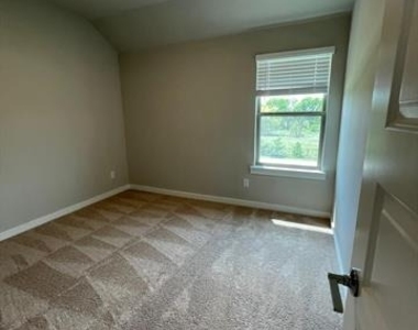 1101 Mahogany Drive - Photo Thumbnail 20