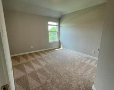 1101 Mahogany Drive - Photo Thumbnail 18