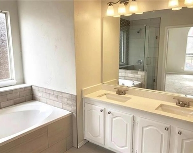 11112 Newport Drive - Photo Thumbnail 16