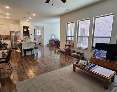 1042 Stephen Street - Photo Thumbnail 7