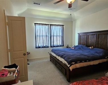 1042 Stephen Street - Photo Thumbnail 17
