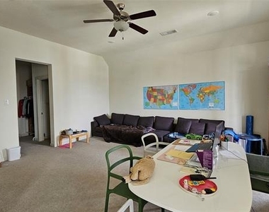 1042 Stephen Street - Photo Thumbnail 11
