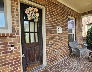 1042 Stephen Street - Photo Thumbnail 2
