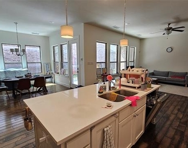 1042 Stephen Street - Photo Thumbnail 5