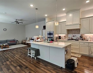 1042 Stephen Street - Photo Thumbnail 3