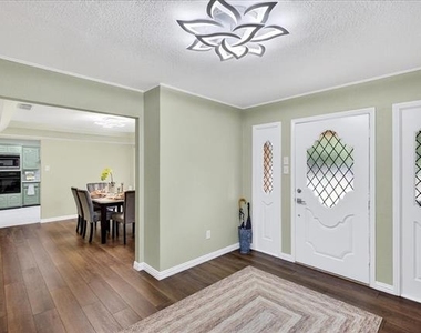 8009 Wood Lane - Photo Thumbnail 6