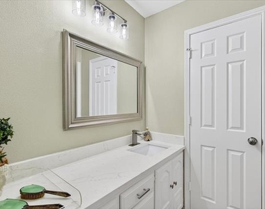 8009 Wood Lane - Photo Thumbnail 18