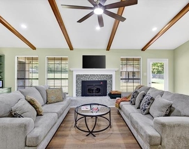 8009 Wood Lane - Photo Thumbnail 11