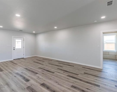 385 Kristie Path - Photo Thumbnail 5