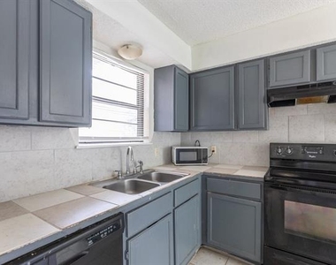 4925 Greenslope Drive - Photo Thumbnail 8