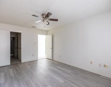 4925 Greenslope Drive - Photo Thumbnail 13