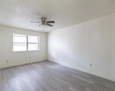 4925 Greenslope Drive - Photo Thumbnail 14