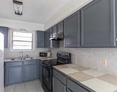 4925 Greenslope Drive - Photo Thumbnail 7