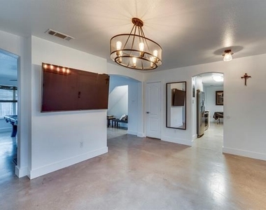 101 Hollow Tree Drive - Photo Thumbnail 5