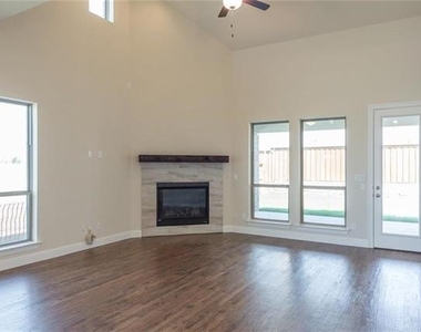 560 Thoroughbred Avenue - Photo Thumbnail 6