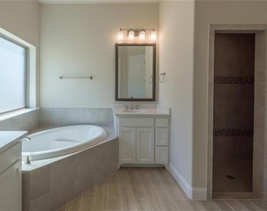560 Thoroughbred Avenue - Photo Thumbnail 17