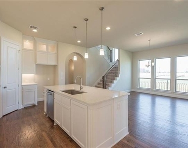 560 Thoroughbred Avenue - Photo Thumbnail 11