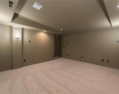 560 Thoroughbred Avenue - Photo Thumbnail 20