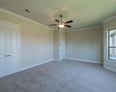 560 Thoroughbred Avenue - Photo Thumbnail 15