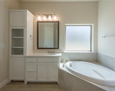 560 Thoroughbred Avenue - Photo Thumbnail 16