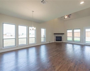 560 Thoroughbred Avenue - Photo Thumbnail 9