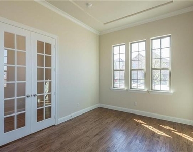 560 Thoroughbred Avenue - Photo Thumbnail 3